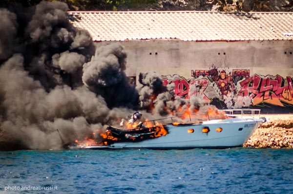 andreabrussi.it - Lussino barca in fiamme